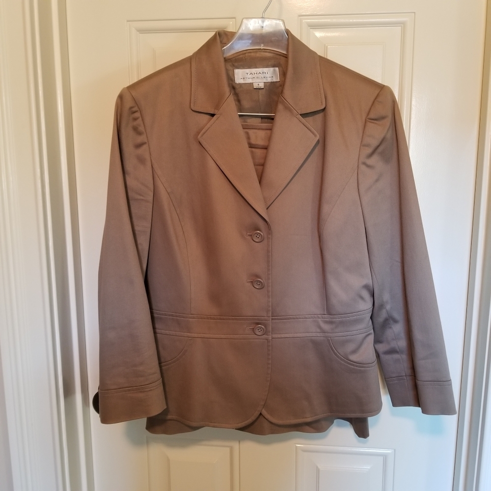 Tahari 2pc tan skirt suit. Size 8. Excellent condition.